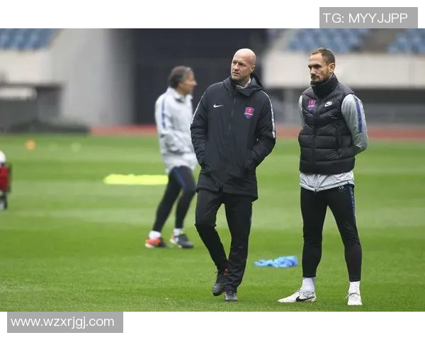 足球明星化身老头搞笑视频引发网友热议笑声不断